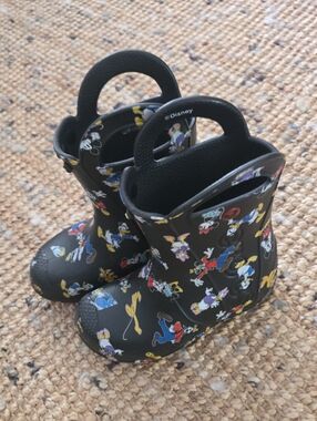 Crocs] Disney Kids' Black Character Rain Boots
